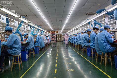 Photo Gallery: The Life Of Millennial Assembly Line Workers in China