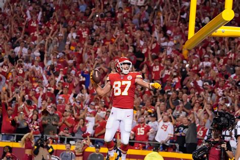 Travis Kelce hauls in four touchdowns in Chiefs' win over Raiders