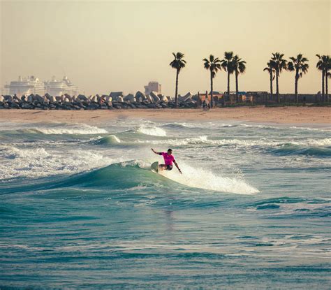 Explore The World of Surfing in Dubai | Visit Dubai