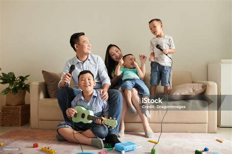 Tết hát karaoke quá 1 tiếng/ngày có thể khiến cả nhà bị tòe lông ốc tai ...