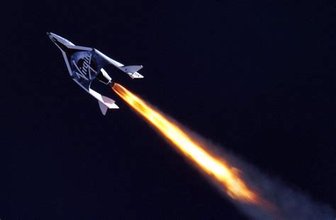 Empresa Virgin Galactic testa nave para passeios espaciais