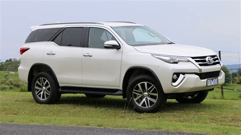 2016 Toyota Fortuner Review - Chasing Cars