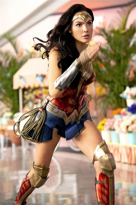 Gal Gadot Wonder Woman Costume Revealed