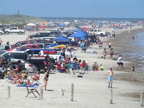 'It was a jungle out there': Port Aransas local takes photos of crowded beach