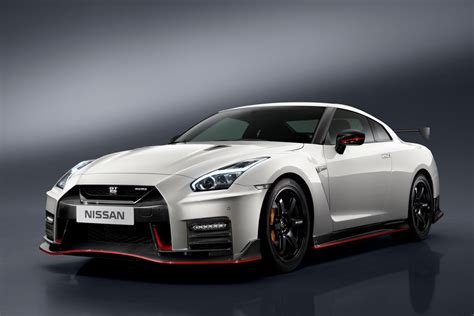 2017 Nissan GT-R NISMO takes the new GT-R to the next level