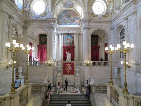 Private guided tour, royal palace in Madrid. Online