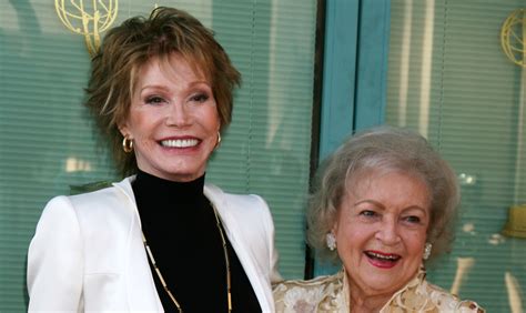 Betty White Remembers Mary Tyler Moore: ‘She Was Special’ | Betty White, Mary Tyler Moore : Just ...