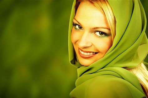 Wallpaper : face, sunlight, model, grass, yellow, green background, emotion, skin, head, color ...