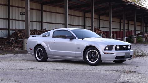 Video: 2005 Ford Mustang GT In-Depth Review - Mustang Specs