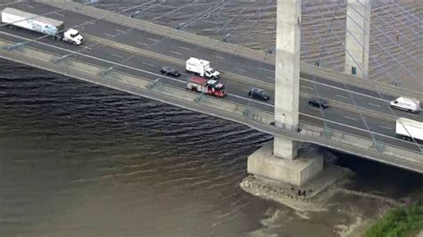 Un plaisancier éjecté d’un bateau lors d’une collision avec le pont de ...