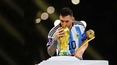 Messi Kissing World Cup Wallpaper - iXpap