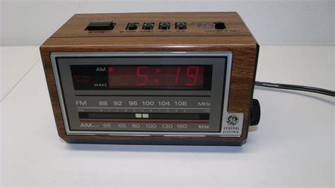 Vintage AM / FM Radio Alarm Clock - circesoftware.net