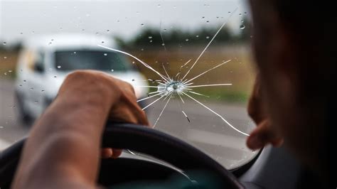 How to stop a windshield crack from spreading — best methods | REREV