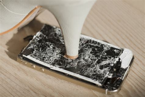 How to Repair Cracked iPhone Screen | Read Text Messages