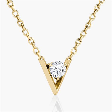 VRAI V Solitaire Necklace | VRAI