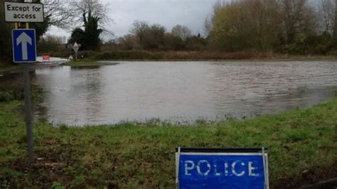 Derbyshire floods clean-up operation begins - BBC News