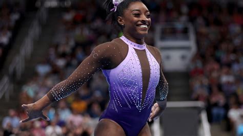 Simone Biles wows on vault while surging to the lead at the U.S. gymnastics championships photo 1