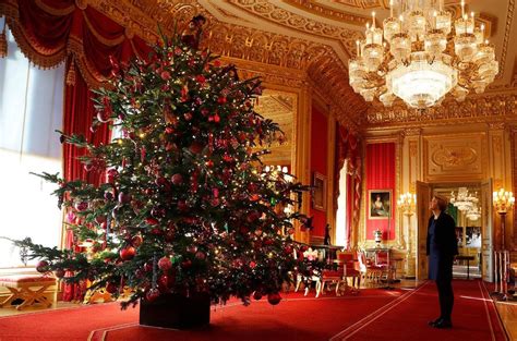 A 15ft Christmas tree in the Crimson Drawing Room at Windsor Castle. | Christmas palace ...