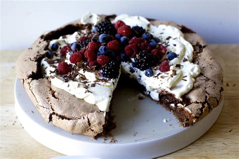 chocolate pavlova with berries | Chocolate pavlova, Pavlova recipe, Pavlova