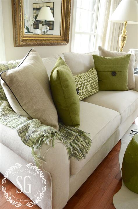 5 NO-FAIL TIPS FOR ARRANGING PILLOWS | Cushions on sofa, Neutral sofa ...