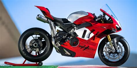 娘子，快出來見上帝！2023年全新DUCATI Panigale V4 R用240匹馬力帶你飛！ | SUPERMOTO8