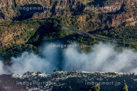 Aerial view of bridge from Victoria Fallsの写真素材 [91500836] - イメージマート