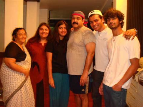 Rare and Unseen pictures of Mohanlal with family - Filmibeat