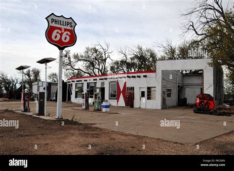 Eine alte Phillips 66 Tankstelle und Garage im Route 66 Stadt von Adrian, Texas, der Mittelpunkt ...