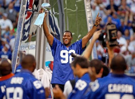 Michael Strahan Is Playing on a New Field - The New York Times