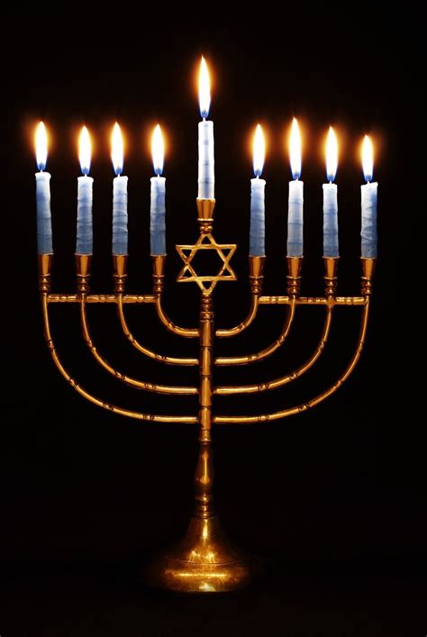 Chanukka, die Menora | Hanukkah menorah, Jewish festivals, Menorah