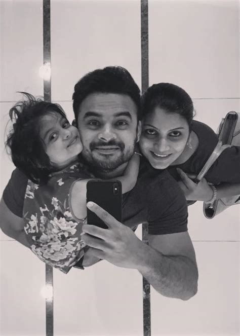 Tovino Thomas And Wife : Tovino thomas family Photos: പ്രണയാതുരനായി ...