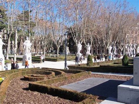 Plaza de Oriente in front of the Royal Palace, Madrid