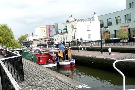 LONDON CAMDEN TOWN CANAL BOAT GOING THRU LOCK | Camden town, Camden london, London united kingdom