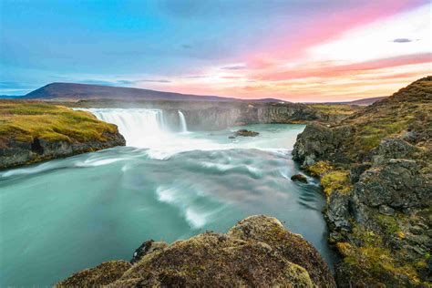 The Top Waterfalls to Visit in Iceland