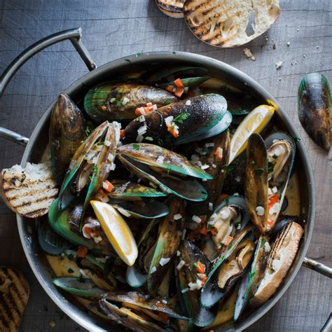 Chilli Garlic Mussels with Crusty Bread - Nadia Lim