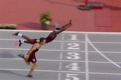 American hurdler leaps over the finish line to win 400m race | The ...