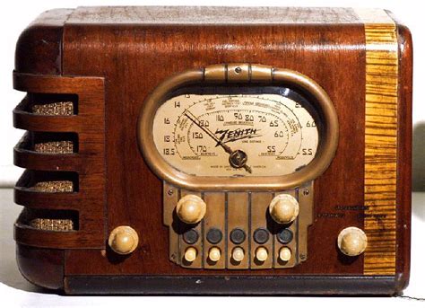 ANTIQUE & RESTORED RADIOS | Vintage radio, Antique radio, Retro radios