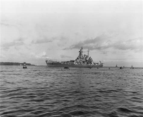 USS North Carolina entering Pearl Harbor in November 1942. [2688x2202 ...