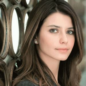 Beren Saat's Biography - Husband, Eyes, Height, Religion, Age