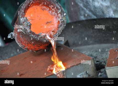 melting, metal molten, crucible, thawing, molten metals Stock Photo - Alamy