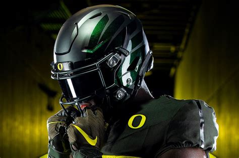 Oregon Ducks to wear nightmare green uniforms, helmets in Pac-12 ...