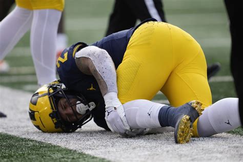 No. 3 Michigan's RB Corum hurts knee, limited vs. Illinois - The San ...