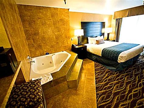 4 Hotel Rooms with Jacuzzi in Ontario - Anna's Guide 2023