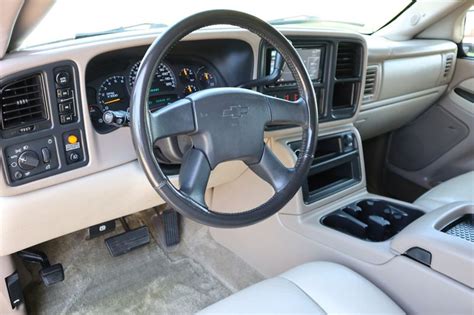 2003 Chevrolet Suburban Photos