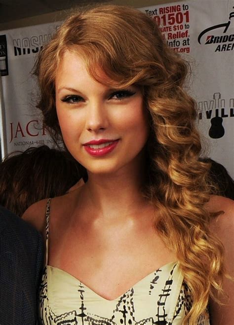 TeenCelebBuzz: Taylor Swift Rocks Nashville