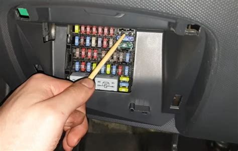 Fuse box diagram Renault Clio 4 2012 - 2019 and relay with assignment and location