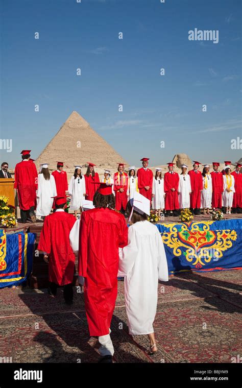 Red caps and gowns hi-res stock photography and images - Alamy