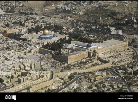 2889. AERIAL VIEW OF THE TEMPLE MOUNT AND THE WESTERN WALL Stock Photo - Alamy