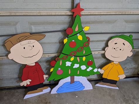 A Charlie Brown Christmas Around The Christmas Tree - Yard Art Custom ...