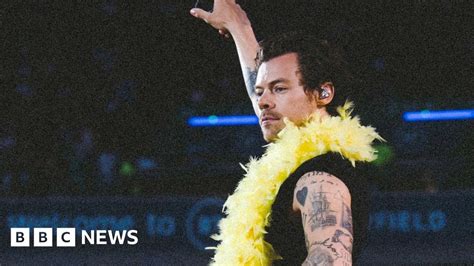 Harry Styles sets Scottish stadium concert record at Murrayfield - BBC News